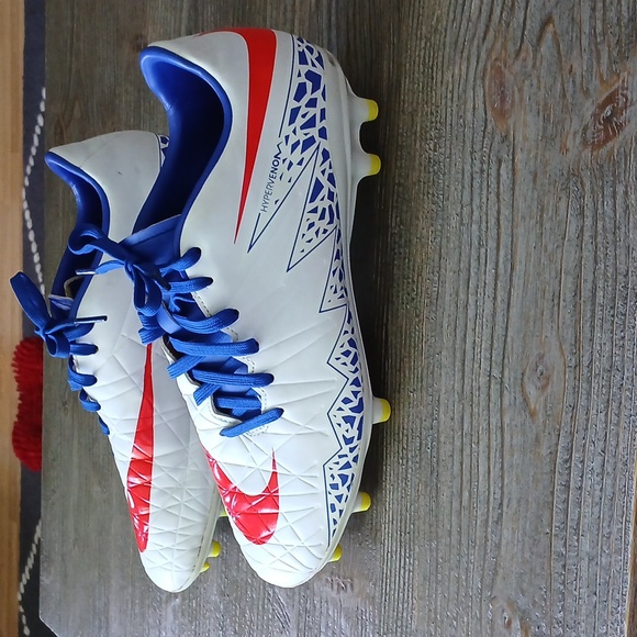 Nike Soccer Cleats - Picture 4 of 8